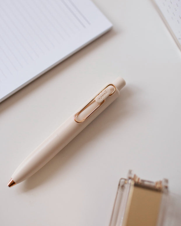 Uniball One P Gel Pen (0.5mm) in Yogurt with Rose Gold Barrel