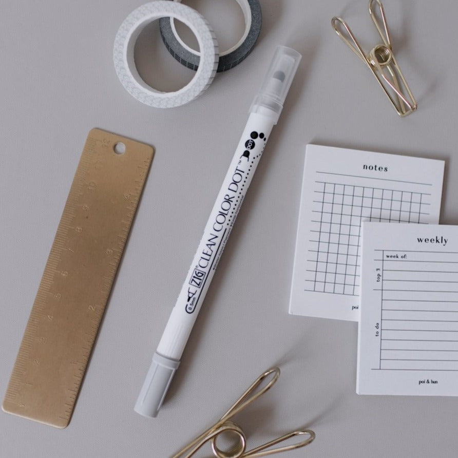 Kuretake Zig Clean Color Dot Double-Sided Marker in Platinum (Grey)